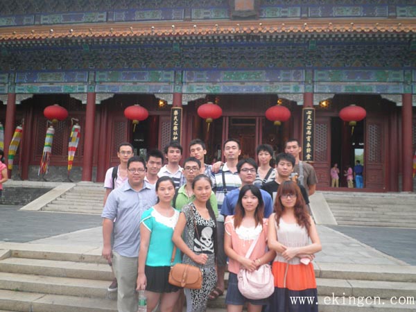 易凱家人集體合影